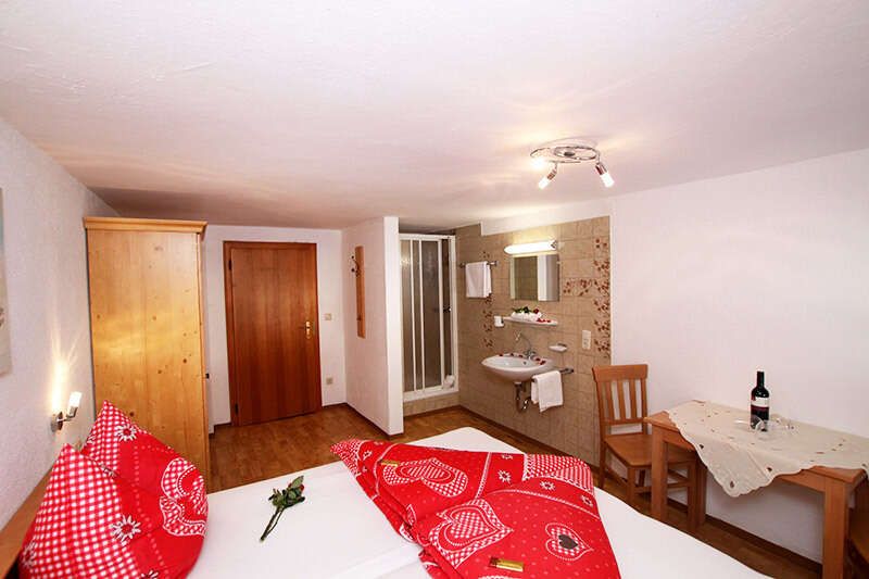 Double room with shower and washbasin at the Pfandlhof